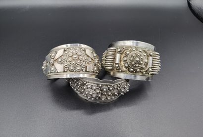 null LOT de trois bracelets manchette ouverts en argent 850 mm à motifs appliqués,...