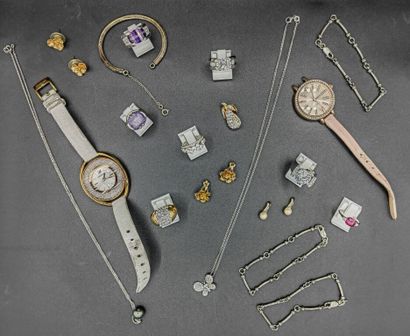  LOT fantaisie de bagues, de bracelets, de chaînes, de perles et de montres, ornées...