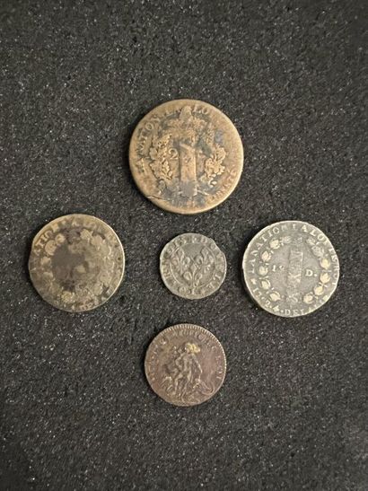  [Monnaie royale]. 3 monnaies royales en cuivre ou métal de cloche, Louis XV et Louis...