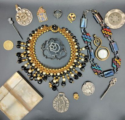 null [Inde et terres Viking] - LOT comprenant un collier draperie en métal doré et...