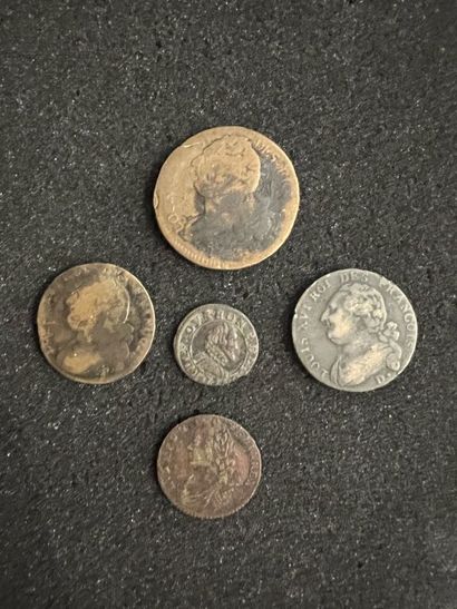 null [Monnaie royale]. 3 monnaies royales en cuivre ou métal de cloche, Louis XV...