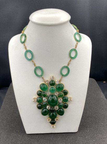 null Gold-plated metal necklace with round links set with emerald glass paste interspersed...