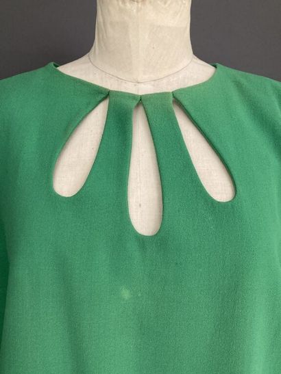 null PIERRE CARDIN

Lot including:

- A set in apple green wool crepe composed of...