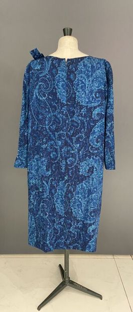 null PIERRE CARDIN

Robe en camaïeu de soie bleu imprimée de fleurs et de botehs...