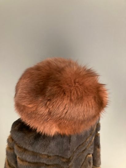  CHRISTIAN DIOR 
Toque with a fox ball shape in orange-brown tones with reflections....