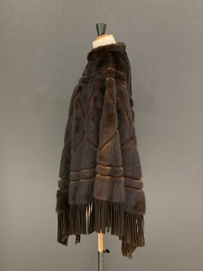  CHRISTIAN DIOR 
Short triangular cape in brown female mink with diamond pattern...