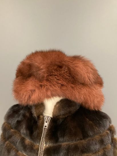 null CHRISTIAN DIOR

Toque with a fox ball shape in orange-brown tones with reflections.

White...