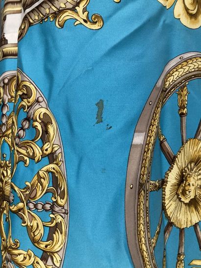  HERMES Paris Exclusif - HERMES Sport 
Robe longue en soie turquoise, or et brun...