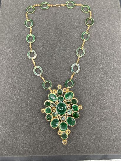 null Gold-plated metal necklace with round links set with emerald glass paste interspersed...