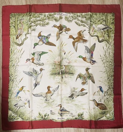 null HERMES Paris

Carré en twill de soie imprimée titré "Halte en camargue", bordure...