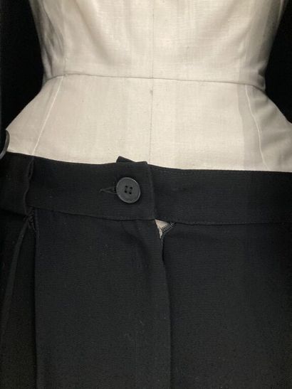  YVES SAINT LAURENT Variation 
Tailleur pantalon en polyester noir composé d'une...