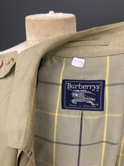  BURBERRYS 
Men's raincoat in beige/green cotton gabardine, small collar folded over...