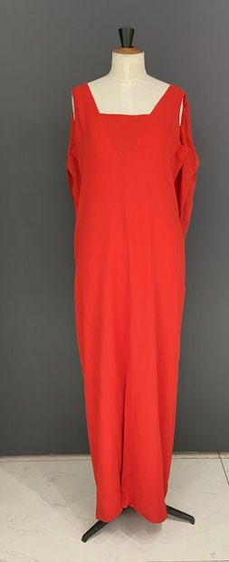  PIERRE CARDIN Boutique 
Strapless long dress in red silk chiffon with lining, square...