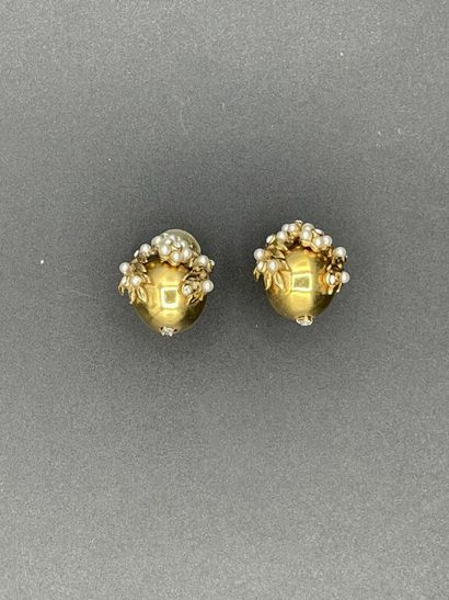  CHRISTIAN DIOR Boutique 
Pair of gold-plated metal ear clips decorated with a pattern...