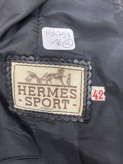  HERMES Sport 
Ensemble en cuir noir à motif de surpiqûres losanges à la couleur...