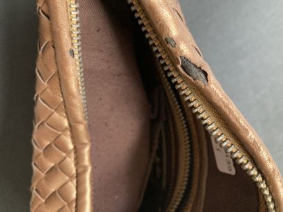 null BOTTEGA VENETA

Petit sac demi-lune en cuir tressé mordoré, fermeture éclair,...