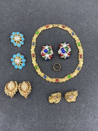 Lot of costume jewelry including: 
- Four...