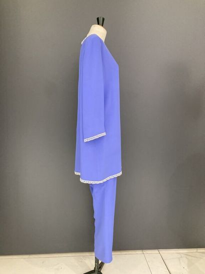 null PIERRE CARDIN

Ensemble du soir en rayonne de soie bleue composé d'une tunique,...