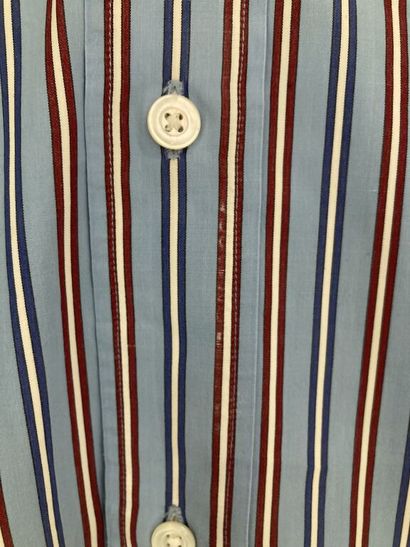  HERMES Paris 
Chemise homme en coton bleu imprimé à rayures verticales rouges, bleues...