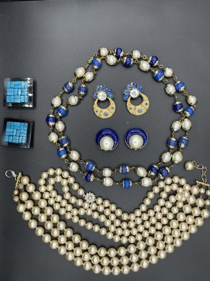 Lot of costume jewelry including : 
- Three...