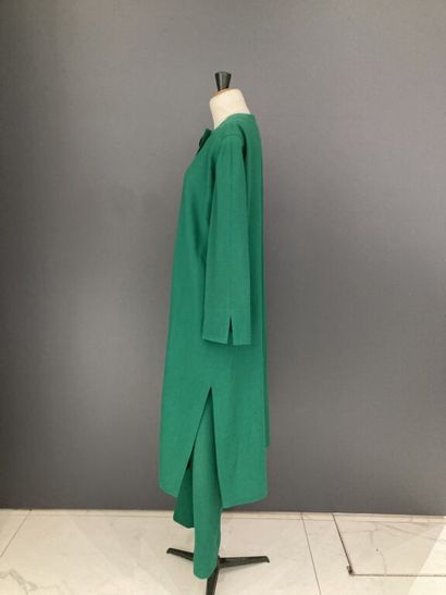 null PIERRE CARDIN Boutique

Fluid outfit in prairie green wool crepe made up of...