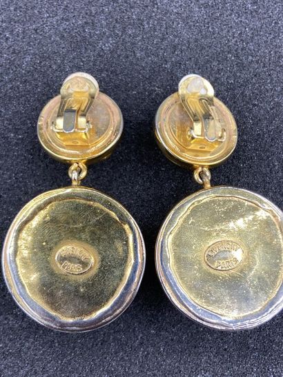 null GIVENCHY

Lot of two pairs of gilded metal ear clips:

One formed by two half-spheres...