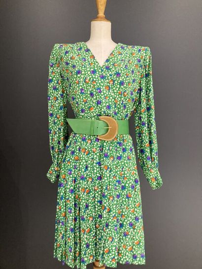 null GIVENCHY New Boutique

Prairie green silk wrap dress with floral print in white,...