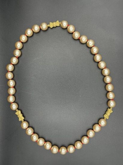 null NINA RICCI

Collier de perles d'imitation irisées monté sur fil à noeuds rouge,...