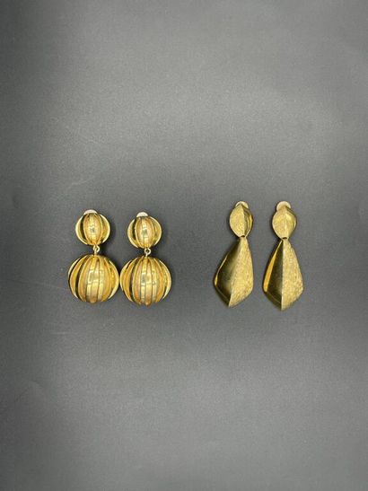  GIVENCHY 
Lot de deux paires de clips d'oreilles pendants en métal doré : 
L'une...