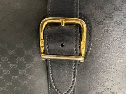 null GUCCI

Ensemble de deux grandes valises souples identiques en toile enduite...