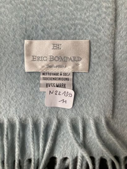 null ERIC BOMPARD

Light blue cashmere scarf with fringed ends. Scratched. Good condition.

Size...