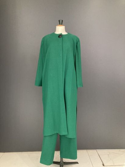  PIERRE CARDIN Boutique 
Fluid outfit in prairie green wool crepe made up of a long...