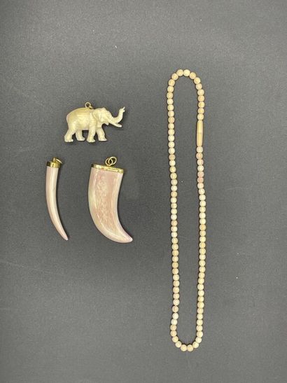  Petit lot de bijoux fantaisie en résine à l'imitation de l'ivoire dont un collier...