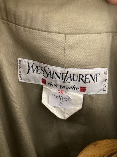  YVES SAINT LAURENT Rive Gauche, circa 1990 
Trench-coat en coton mastic, col rabattu...