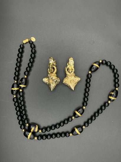  SCHERRER Paris, anonyme 
Lot comprenant : 
- Un collier en perles de verre noires...