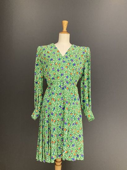  GIVENCHY New Boutique 
Prairie green silk wrap dress with floral print in white,...