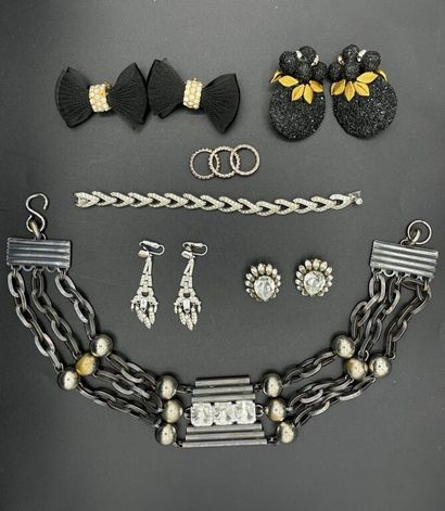null Strong lot of costume jewelry including:

- Two pairs of ear clips in gray metal...