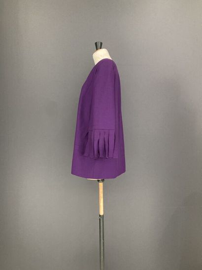 null PIERRE CARDIN

Wool and viscose blend eggplant set consisting of a tunic, neckline...