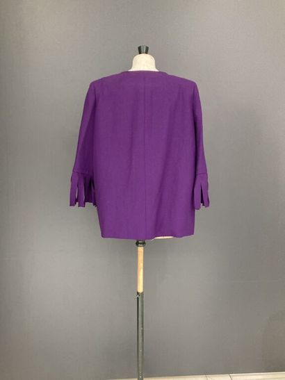 null PIERRE CARDIN

Wool and viscose blend eggplant set consisting of a tunic, neckline...