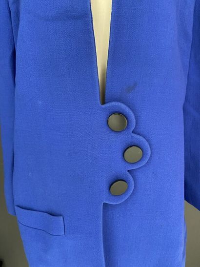  PIERRE CARDIN 
Lot de deux vestes : 
- Une en crêpe de laine mélangée bleu électrique...