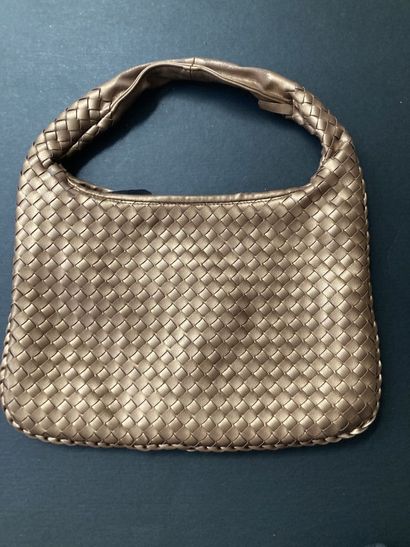 null BOTTEGA VENETA

Small half-moon bag in braided golden leather, zipper, short...