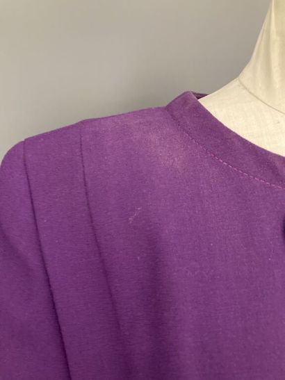 null PIERRE CARDIN

Wool and viscose blend eggplant set consisting of a tunic, neckline...