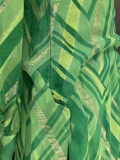  CHRISTIAN DIOR 
Robe longue en mousseline de soie à motifs de losanges dans différents...