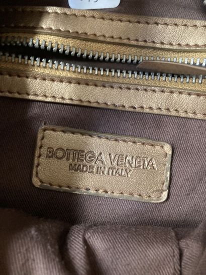 null BOTTEGA VENETA

Petit sac demi-lune en cuir tressé mordoré, fermeture éclair,...