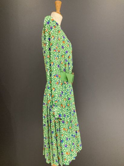  GIVENCHY New Boutique 
Prairie green silk wrap dress with floral print in white,...