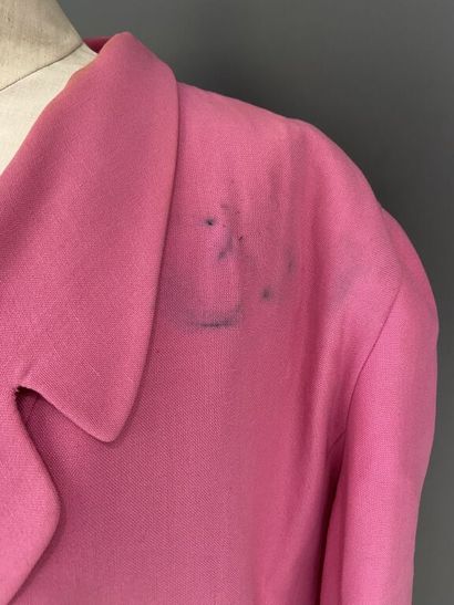 null PIERRE CARDIN

Lot de deux vestes :

- Une en crêpe de laine mélangée bleu électrique...