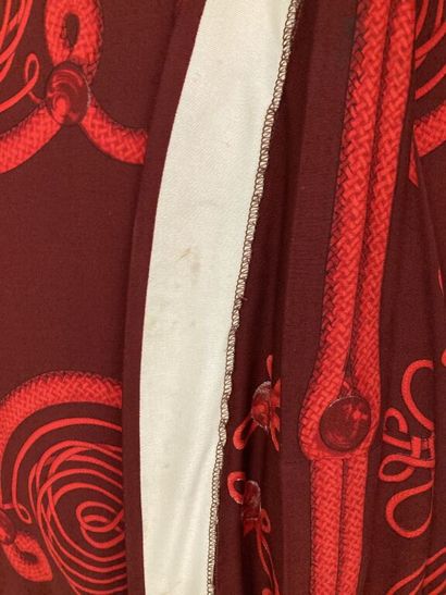  HERMES Paris Exclusif 
Robe longue en jersey de soie rouge Hermès et bordeaux à...