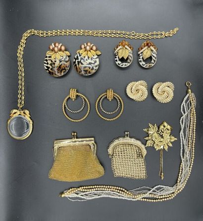 Strong lot of costume jewelry including:

-...