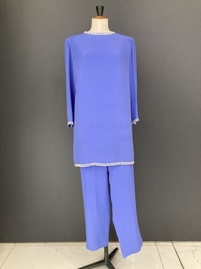 null PIERRE CARDIN

Ensemble du soir en rayonne de soie bleue composé d'une tunique,...