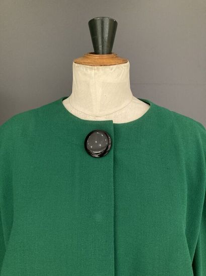 PIERRE CARDIN Boutique 
Fluid outfit in prairie green wool crepe made up of a long...